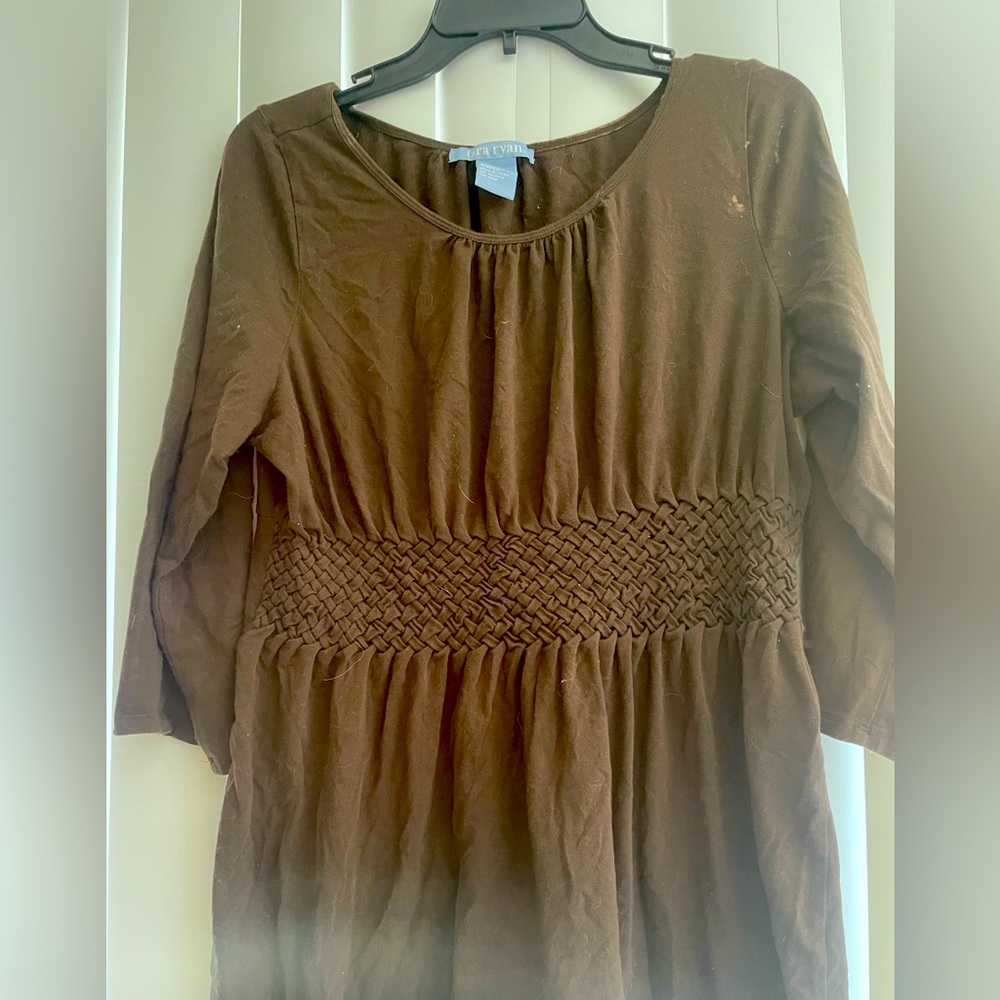 Brown top with “weaving” under the bust. Brand is Tara Ryan. It’s an XL.